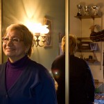 Juli, ordenant els seus trofeus, que ha guanyat al llarg dels anys.